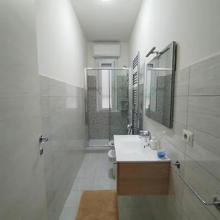Vicino Metro Precotto Ristrutturato 아파트